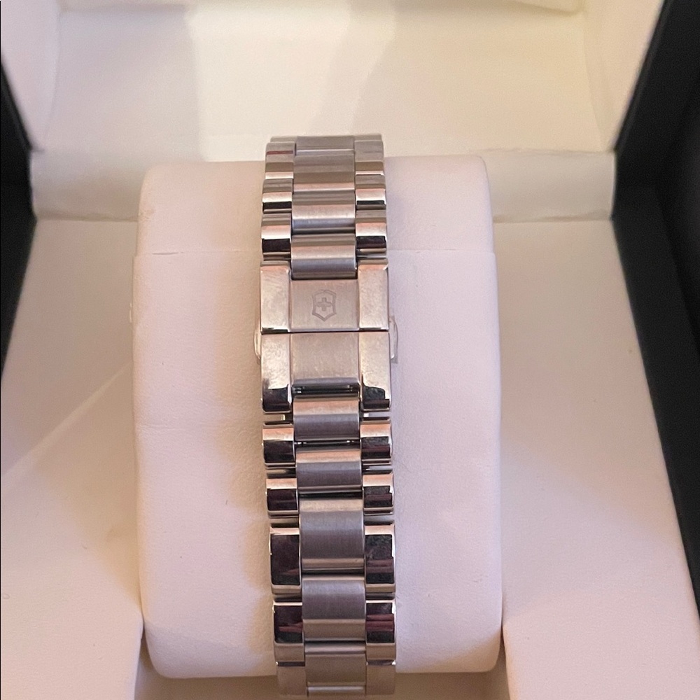 Swiss army Victoronox women’s vintage watch model 24240. Brand new in box. - Picture 3 of 7